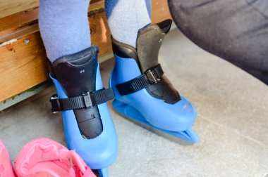 Çocuk ve üst şehir skatingrink kış etkinlik, mevsimlik kaygan arka plan yaparken buz pateni. Etkin eğlence boş insanlar. Eğleniyor patenciler egzersiz, skatingclub alan