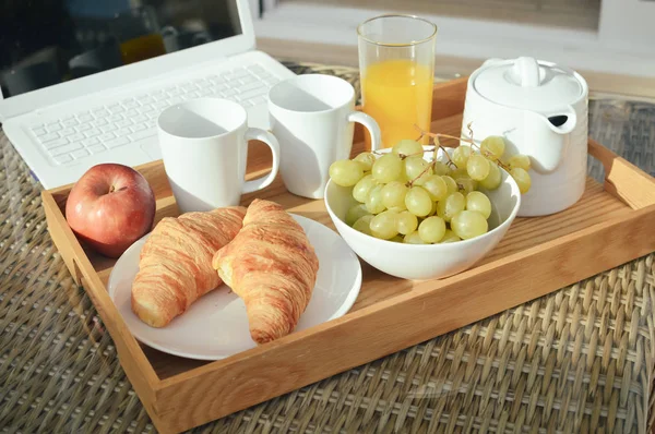 Café da manhã na bandeja servido com café e flores frescas em fundo de mesa leve, mercearia de close-up dieta equilibrada nutritiva — Fotografia de Stock