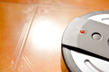 Akıllı tasarım teknoloji ve robot elektrik süpürgesi kat arka plan üzerinde. Kablosuz Temizleme Cihazı ve fikir