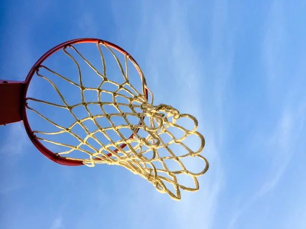 Céu azul e basquete aro ao ar livre fundo — Fotografia de Stock