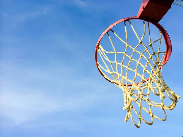 Cielo blu e basket cerchio all'aperto sfondo — Foto Stock
