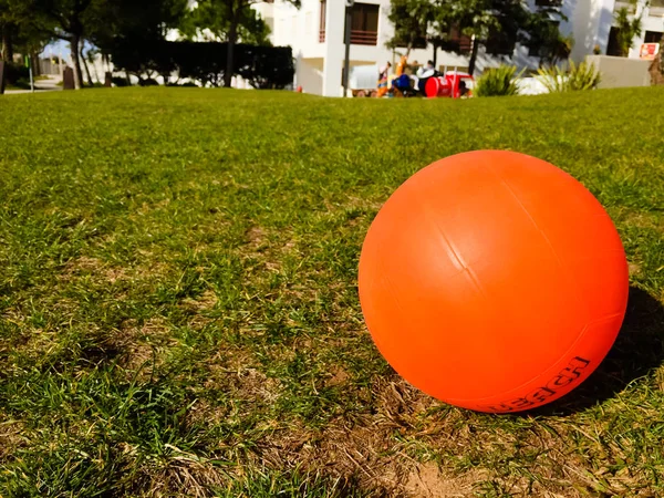 Grać w piłkę na tle sunny zielony na zewnątrz plac zabaw dla dzieci — Zdjęcie stockowe