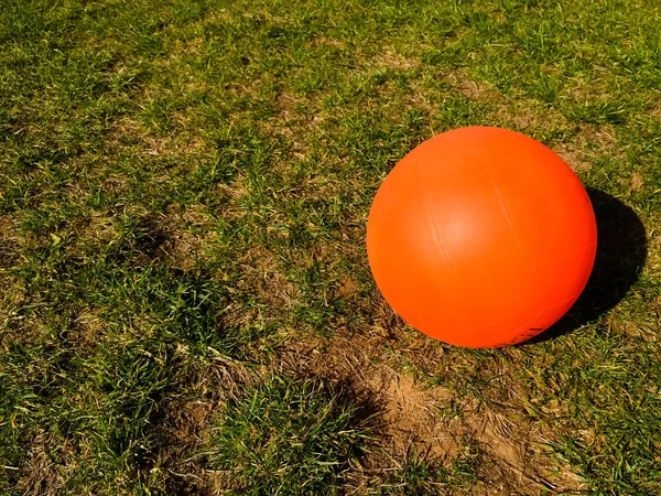 Ball spielen auf dem Spielplatz sonniges Grün im Freien Hintergrund — Stockfoto