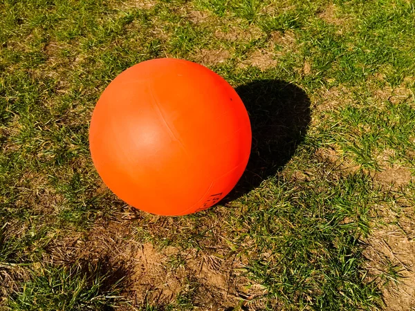 Ball spielen auf dem Spielplatz sonniges Grün im Freien Hintergrund — Stockfoto