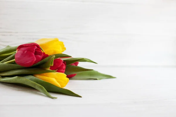 Un ramo de tulipanes sobre un fondo blanco. Vacaciones de concepción, M — Foto de Stock