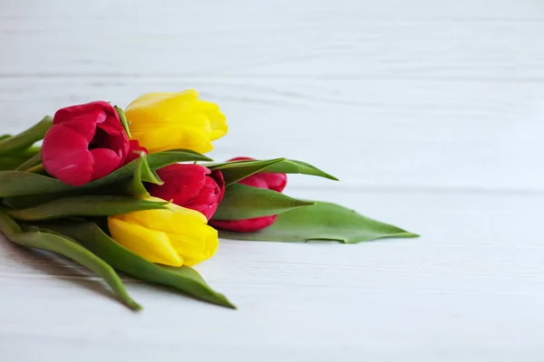 Bukiet kolorowych tulipanów na białym tle. Poczęcia ho — Zdjęcie stockowe