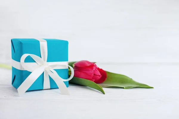 Fondo de madera blanca Tulipán y regalo. Concepto de vacaciones, birt — Foto de Stock