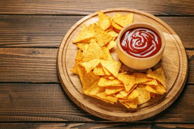 Meksika cips cips baharatlı lezzetli sos ile. Kavram - kötü gıda,