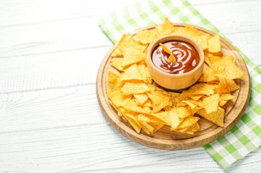 Lezzetli Meksika cips cips bir ahşap tepsi. Baharatlı sos. FL