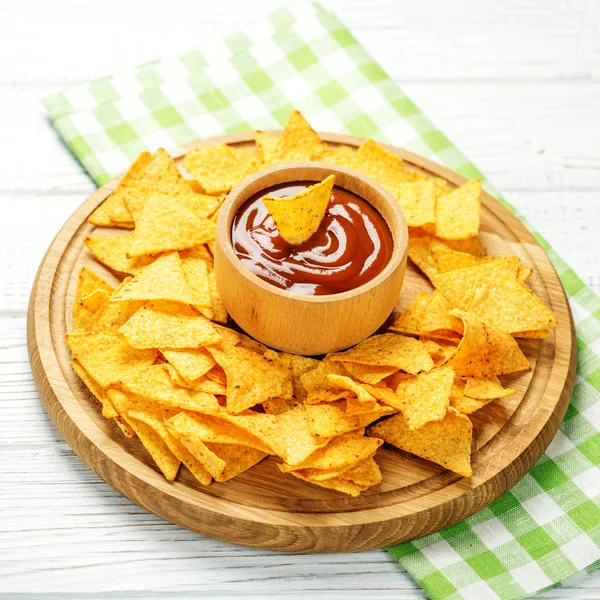 Spicy Mexican Nachos chips on a wooden tray. Spicy sauce with ch — Stock Photo, Image