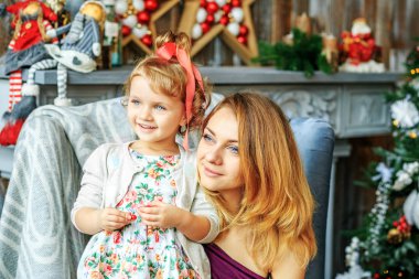 Genç anne ile çocuk Noel sabahı. Neşeli İsa kavramı