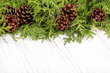 Noel ağacı ve koniler ahşap arka plan üzerinde. Kavram mutlu C