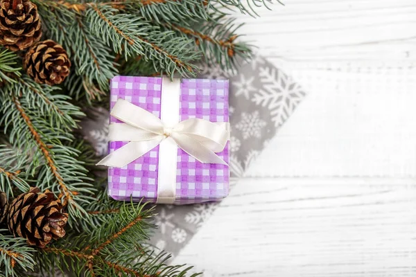 크리스마스 선물 및 전나무 나무와 인사에 대 한 배경. C — 스톡 사진