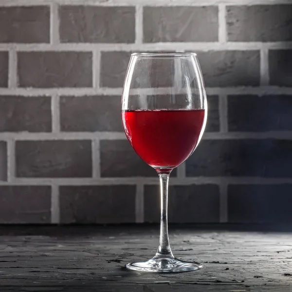 Una copa de delicioso vino tinto dulce. Concepto de bebidas y alcoh — Foto de Stock