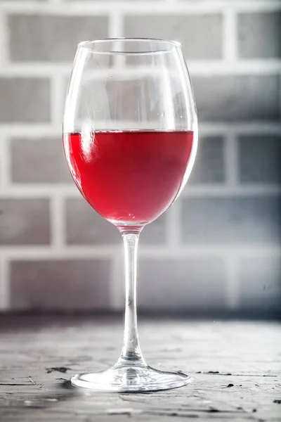 Una copa de delicioso vino tinto. Concepto de bebidas y alcohol . — Foto de Stock