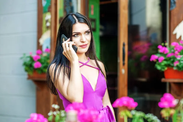 Jovem mulher bonita falando ao telefone na rua. Concep — Fotografia de Stock