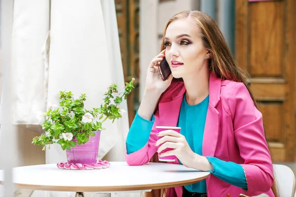 La jeune femme parle au téléphone dans un café. Concept Mode de vie — Photo