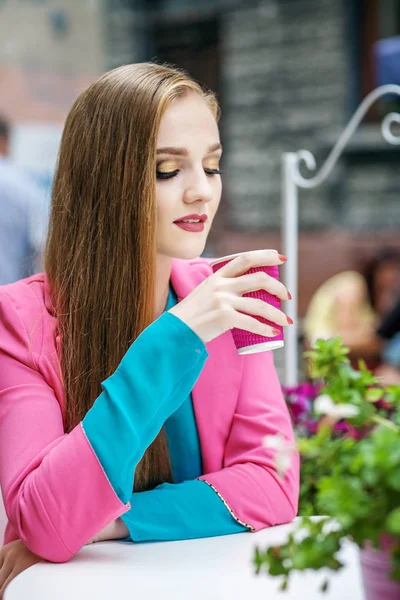 Menina descansando e bebendo café. Estilo de vida conceito, Trave — Fotografia de Stock