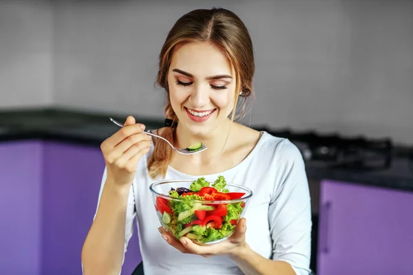 Uma jovem come uma deliciosa salada de legumes. O conceito é ele. — Fotografia de Stock