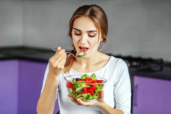 Egy fiatal nő eszik egy ízletes zöldség saláta. A koncepció az, h — Stock Fotó
