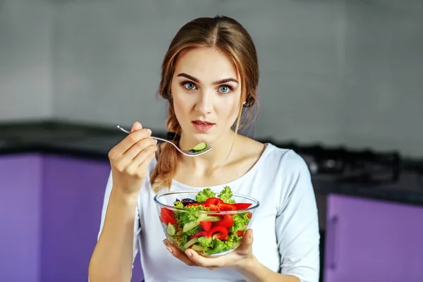 Egy gyönyörű nő egy ízletes zöldség salátát eszik. A koncepció — Stock Fotó