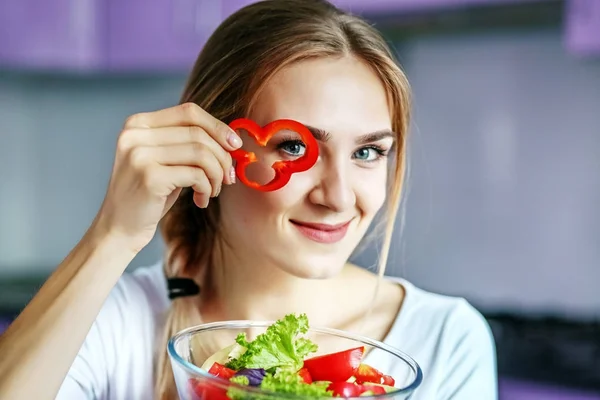 Fiatal lány készül a saláta zöldséget. A koncepció — Stock Fotó