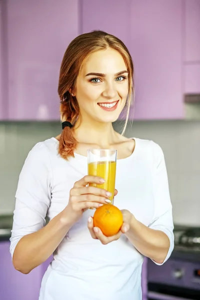Fiatal nő iszik narancslé a reggeli. A koncepció — Stock Fotó