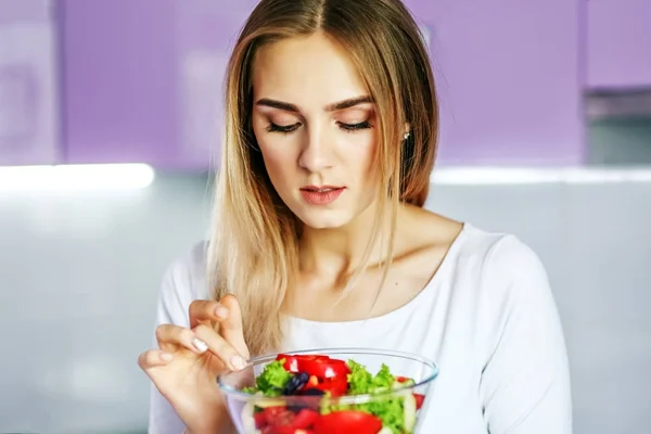 Fiatal, boldog lány étkezési növényi tavaszi saláta. — Stock Fotó