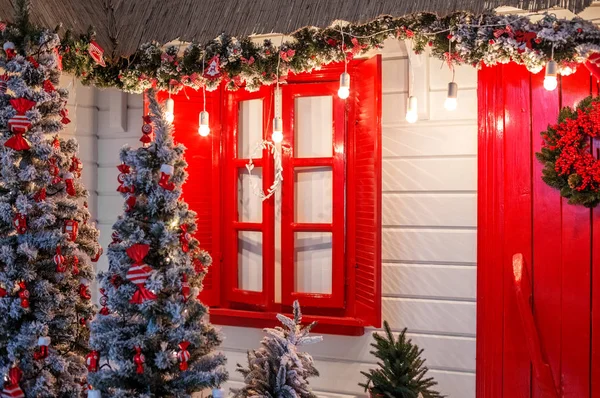 Bir ülkenin ev arka plan Christmas ön kapı. Bir şekilde dekore edilmiş wi