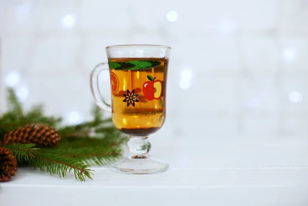 白い背景。熱いお茶。クリスマスと新年の概念 — ストック写真