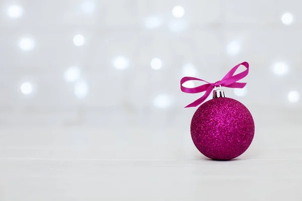 흰색 배경입니다. 핑크 공입니다. 크리스마스와 새로운 너희의 개념 — 스톡 사진