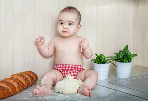 Pequeño bebé jugando en cuchara de cocina. Chica. . — Foto de Stock