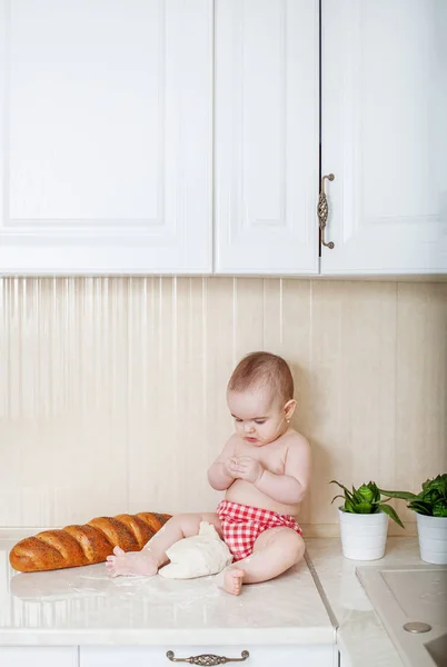 Pequeño bebé jugando en cuchara de cocina. Chica. . — Foto de Stock