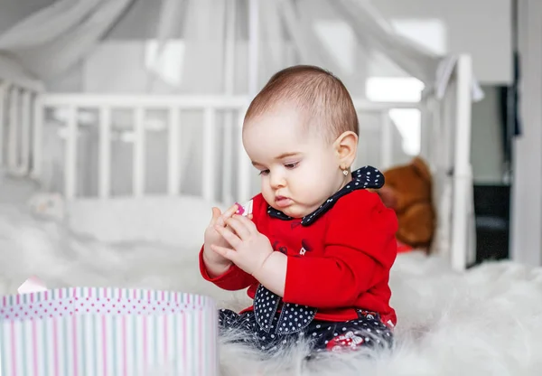 Gyönyörű baba ül és játszik a játék. Hálószoba. — Stock Fotó