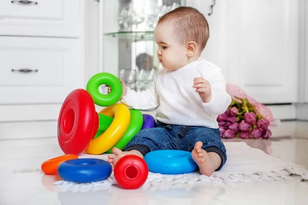 A baba is szereti, hogy a játékok otthon. — Stock Fotó