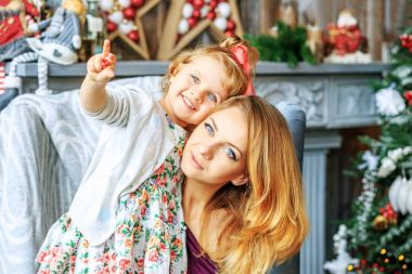 Genç anne küçük bir çocukla. Neşeli Noel kavramı