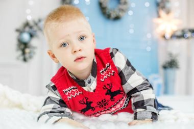 Ciddi küçük çocuk. Kavram mutlu Noel, yeni yıl, kış