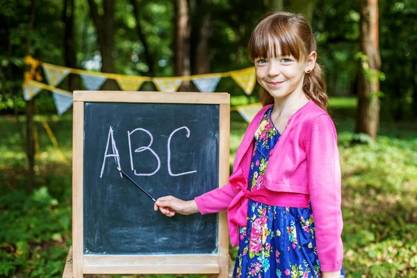 Student het schrijven van brieven aan een schoolbestuur. — Stockfoto