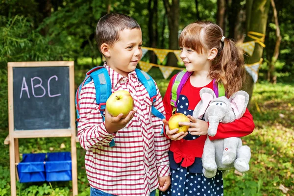 子供たちは学校に行く. — ストック写真