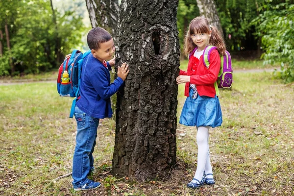 Vicces diákok menni az iskolába. Gyermekek játszanak a park. — Stock Fotó