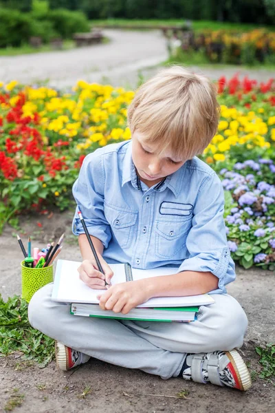 Os alunos escrevem em um caderno . — Fotografia de Stock