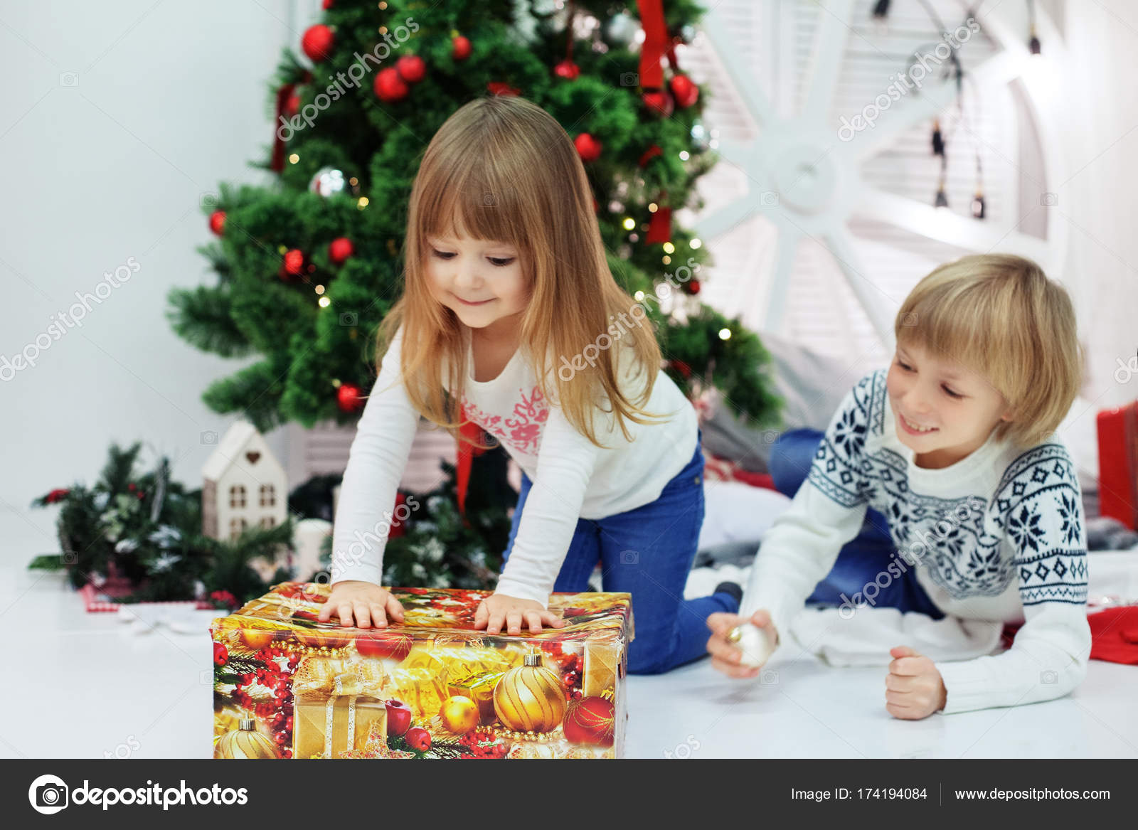 Regali Di Natale Fratello.Piccolo Fratello E Sorella Scompattare I Regali Il Concetto Di Natale Foto Stock C Luxury133 Gmail Com 174194084