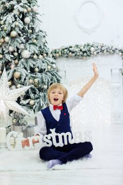 küçük çocuk tatil selamlıyor. Noel kavramı