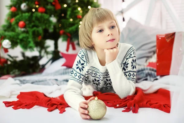 Çocuk hayalleri Noel ağacının yakınında. Noel kavramı 