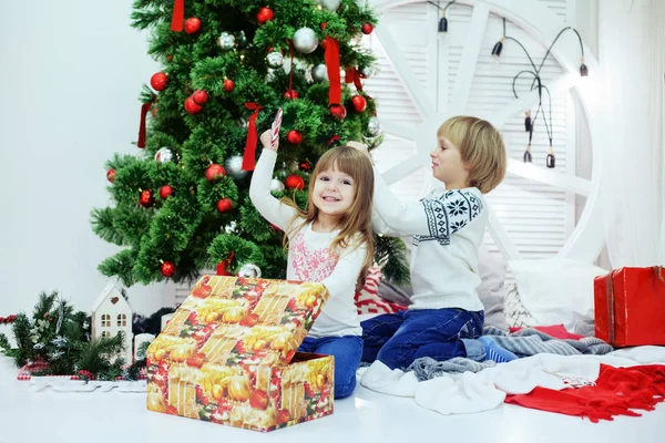 Geschwisterchen in der Nähe von Weihnachtsbaum. das Konzept von ch — Stockfoto