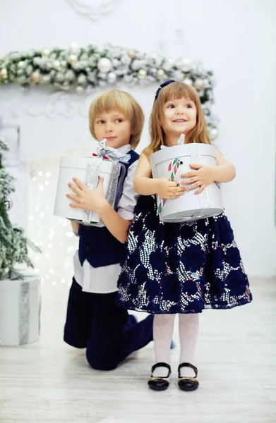 Kardeşi ve kız kardeşi hediyeler ile Oda. 