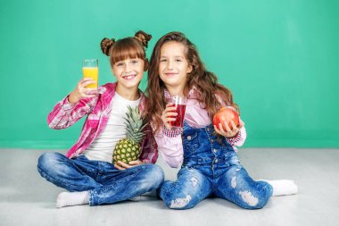 Meyve suyu ve meyve evli ve iki çocuk. Ananas kızlarla