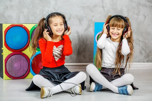 Dos chicas están escuchando música en los auriculares. Música conceptual —  Fotos de Stock