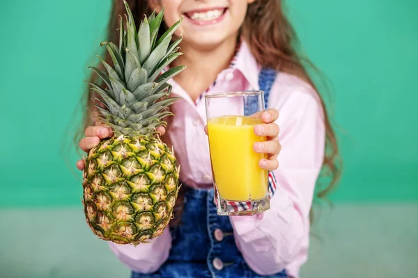 Jugo en un vaso y piña. El concepto de una vida saludable — Foto de Stock