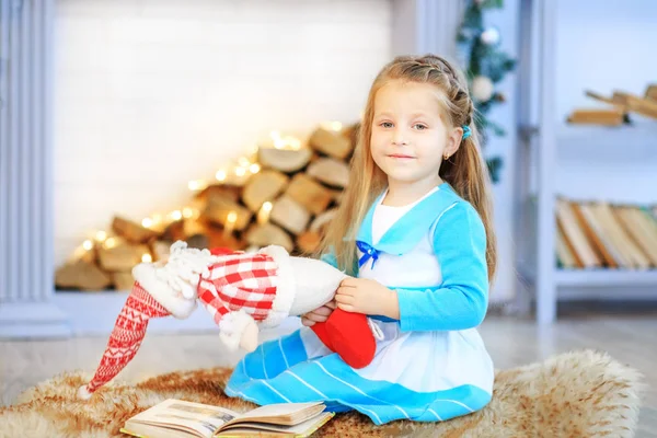 Piękne dziecko bawi się zabawkami na podłodze. Koncepcja nowego roku — Zdjęcie stockowe